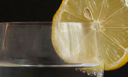 Beneficios de tomar agua tibia con limón