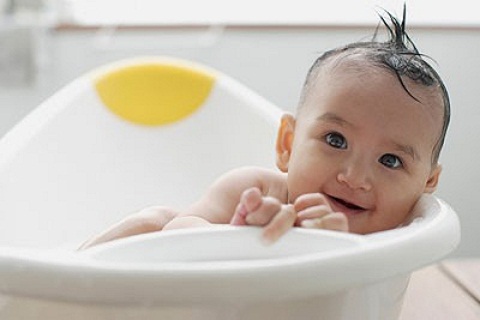 Cómo lavar el cabello del bebé