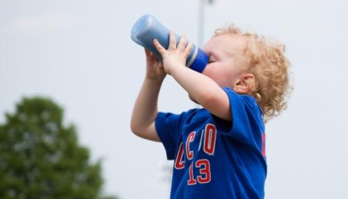 ¿Qué toman los niños cuando tienen sed?